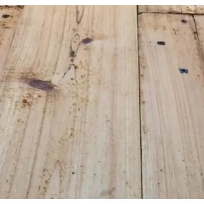 Rustikaler Holzboden mit sichtbarer Maserung
