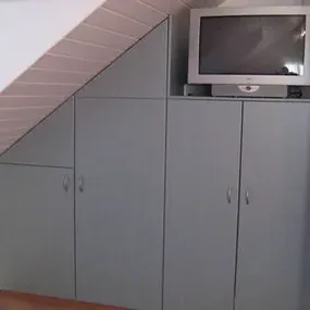 Einbauschrank unter einer Dachschräge