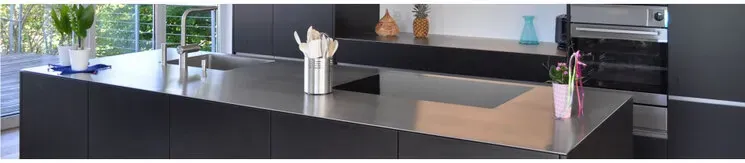 Küchenzeile aus Massivholz mit Edelstahl-Spüle
