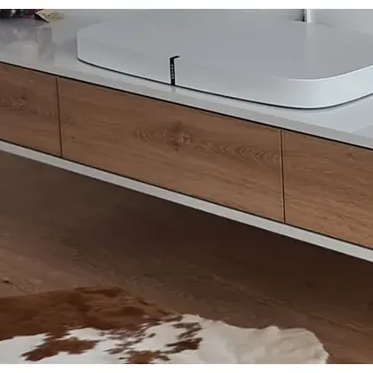 Massgefertigter Waschtisch mit Naturholzplatte