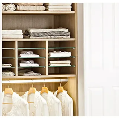 Minimalistischer Einbauschrank mit offenen Schubladen